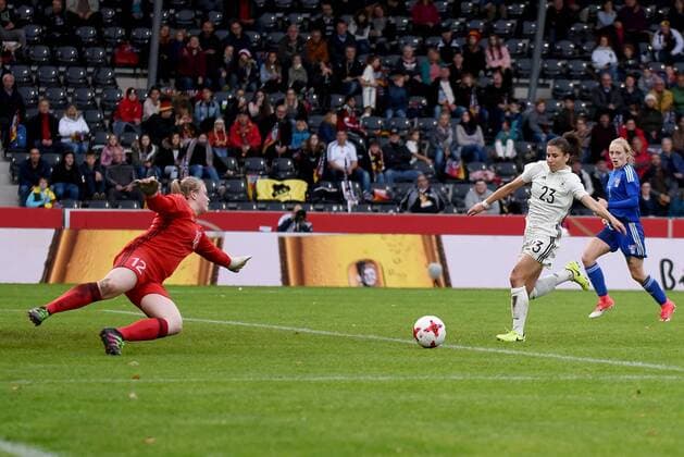 Hasret Kayikci GER scores 8 Goalkeeper Anna Hansen Sunadottir FRO Germany Grossaspach Sport Soccer National Team Women World Cup Qualification Germany vs Faeroer am 24 10 2017 mechatronik Arena