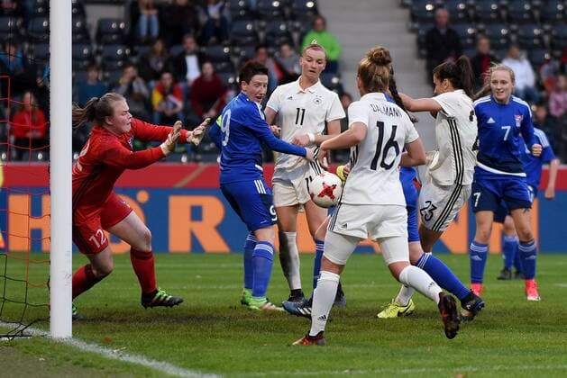 Hasret Kayikci GER scored as 9 0 Goalkeeper Anna Hansen Sunadottir FRO Rannva Biskopsto Andreasen FRO Alexandra Popp GER Linda Dallmann GER Asla Johannesen FRO Germany Grossaspach Sport Soccer National Team Women World Cup Qualification Germany vs Faeroer am 24 10 2017 mechatronik Arena