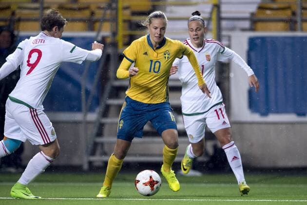 Fußball, Damen, WM-Quali, Schweden - Ungarn 171024 Sveriges Line Hurtig och Ungerns Szilvia Szeitl och Dora Papp under VM-kvalmatchen i fotboll mellan Sverige och Ungern den 24 oktober 2017 i Boras.  Copyright: CARLxSANDIN BB171024CS008