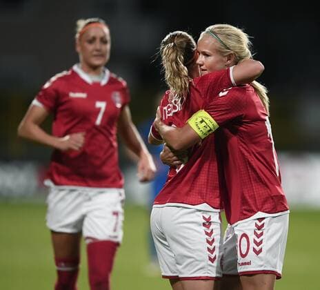 Fußball, Damen, WM-Quali, Kroatien - Dänemark Pernille Harder har scoret til 0 2 og omfavnes af Theresa Nielsen tirsdag aften i VM kvalifikationskampen mod Kroatien i Zagreb Polfoto 72309734  Copyright: POULSENxLARS
