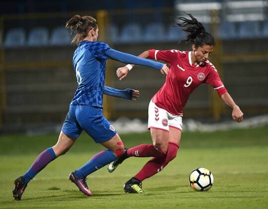 Fußball, Damen, WM-Quali, Kroatien - Dänemark Nadia Nadim dribler forbi Mihaela Horvat tirsdag aften i VM kvalifikationskampen mod Kroatien i Zagreb Polfoto 72309757  Copyright: POULSENxLARS