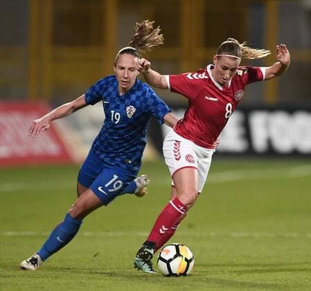 Fußball, Damen, WM-Quali, Kroatien - Dänemark Theresa Nielsen dribler forbi Sandra Zigic tirsdag aften i VM kvalifikationskampen mod Kroatien i Zagreb Polfoto 72309803  Copyright: POULSENxLARS