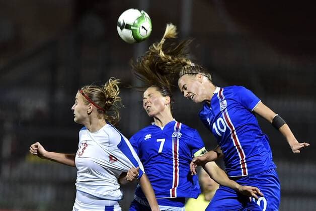 Fußball, Damen, WM-Quali, Tschechien - Island L-R Tereza Kozarova of Czech and Sara Bjork Gunnarsdttir and Dagny Brynjarsdottir of Iceland in action during the women s World Cup qualification soccer match between Germany and Iceland in Znojmo, Czech Republic, on Monday, October 24, 2017. (CTKxPhoto LubosxPavlicek) CTKPhotoP201710240982301  PAV 1