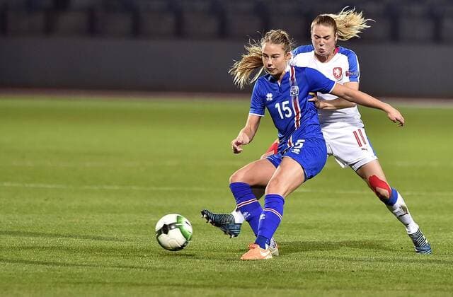 Fußball, Damen, WM-Quali, Tschechien - Island Elin Jensen of Iceland, left, and Tereza Krejcirikova of Czech in action during the women s World Cup qualification soccer match between Germany and Iceland in Znojmo, Czech Republic, on Monday, October 24, 2017. (CTKxPhoto LubosxPavlicek) CTKPhotoP201710240982401  PAV 2