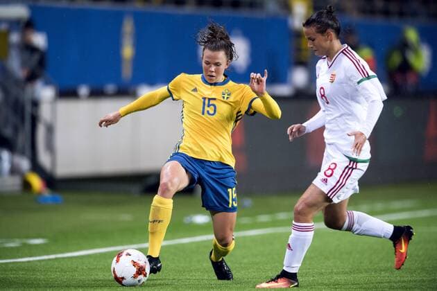 Fußball, Damen, WM-Quali, Schweden - Ungarn 171024 Sveriges Jessica Samuelsson och Ungerns Viktoria Szabo under VM-kvalmatchen i fotboll mellan Sverige och Ungern den 24 oktober 2017 i Boras.  Copyright: CARLxSANDIN BB171024CS016
