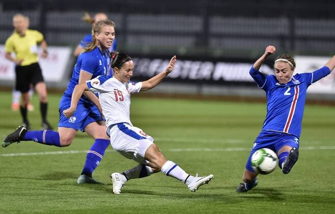 Fußball, Damen, WM-Quali, Tschechien - Island L-R Ingibjorg Sigurdardottir of Iceland, Petra Divisova of Czech and Sif Atlandottir of Iceland in action during the women s World Cup qualification soccer match between Germany and Iceland in Znojmo, Czech Republic, on Monday, October 24, 2017. (CTKxPhoto LubosxPavlicek) CTKPhotoP201710240992001  PAV 5