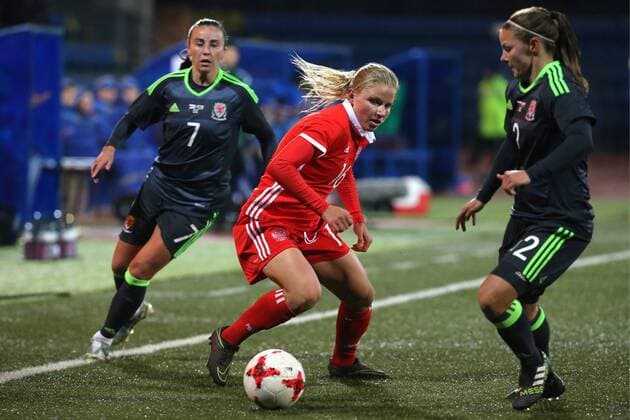 FuÃŸball, Damen, WM-Quali, Russland - Wales ST PETERSBURG, RUSSIA - OCTOBER 24, 2017: Russia s Marina Fyodorova (Fedorova), centre, and Wales Natasha Harding (L) and Loren Dykes in the 2019 FIFA Women s World Cup Qualification football match between Russia and Wales at Petrovsky Stadium. Alexander Demianchuk TASS  TS0665C7