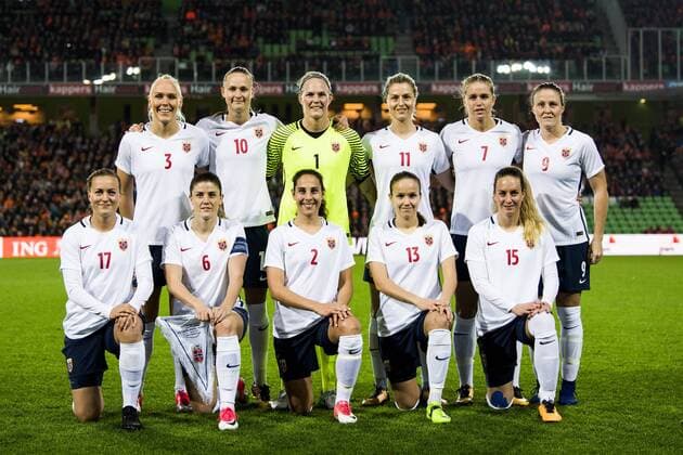 Fußball, Damen, WM-Quali, Niederlande - Norwegen 171024 Maria Thorisdottir (2nd row), Caroline Graham Hansen, goalkeeper Ingrid Hjelmseth, Ingrid Marie Spord, Elise Thorsnes, Isabell Herlovsen, Kristine Minde (1st row), Maren Mjelde, Ingrid Moe Wold, Guro Reiten and Ingrid Schjelderup of Norway line up for a team photo ahead of the FIFA Women s World Cup Qualifier match between Netherlands and Norway on October 24, 2017 in Groningen. Photo: Vegard Wivestad Gr¿tt BILDBYRN kod VG 170036 Copyright: VEGARDxWIVESTADxGR¯TT BB171024BB346