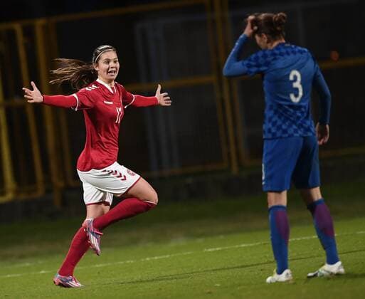 Signe Bruun har scoret til 0 4 i overtiden mens Ana Jelencic Ã¦rgere sig tirsdag aften i VM kvalifikationskampen mod Kroatien i Zagreb Polfoto 72311367  Copyright: POULSENxLARS