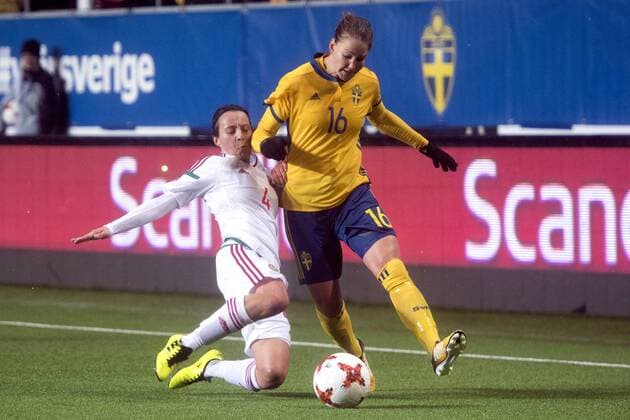 Fußball, Damen, WM-Quali, Schweden - Ungarn 171024 Ungerns Alexandra Ivett Toth och Sveriges Mia Carlsson under VM-kvalmatchen i fotboll mellan Sverige och Ungern den 24 oktober 2017 i Boras.  Copyright: CARLxSANDIN BB171024CS026
