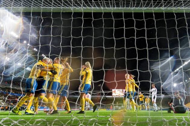 171024 Sveriges Nilla Fischer jublar efter att hon gjort 2-0 under VM-kvalmatchen i fotboll mellan Sverige och Ungern den 24 oktober 2017 i Boras.  Copyright: CARLxSANDIN BB171024CS039