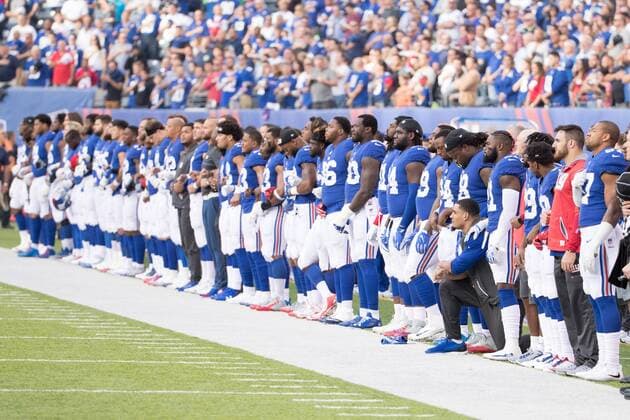October 22, 2017, New York Giants stand for the National Anthem as defensive end Olivier Vernon (54) kneels during the NFL American Football Herren USA game between the Seattle Seahawks and the New York Giants at MetLife Stadium in East Rutherford, New Jersey. Christopher Szagola CSM NFL 2017: Seahawks vs Giants OCT 22 - ZUMAcs7_ 20171022_zaf_cs7_062 Copyright: xChrisxSzagolax
