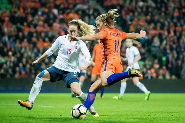(L-R) Ingrid Schjelderup, Lieke Martens of The Netherlands during the FIFA Women s World Cup 2019 qualifying match between The Netherlands and Norway at the Noordlease Stadium on October 24, 2017 in Groningen, The Netherlands FIFA Women s World Cup 2019 qualifying group 3 2017 2018 xVIxVIxImagesx xRonaldxBonestrooxIVx 9114334