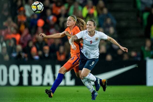 (L-R) Anouk Dekker of the Netherlands, Isabell Herlovsen of Norway during the FIFA Women s World Cup 2019 qualifying match between The Netherlands and Norway at the Noordlease Stadium on October 24, 2017 in Groningen, The Netherlands FIFA Women s World Cup 2019 qualifying group 3 2017 2018 xVIxVIxImagesx xRonaldxBonestrooxIVx 9114404