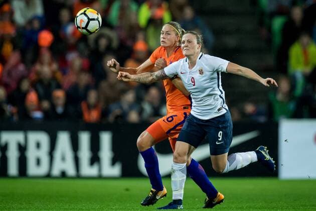 (L-R) Anouk Dekker of the Netherlands, Isabell Herlovsen of Norway during the FIFA Women s World Cup 2019 qualifying match between The Netherlands and Norway at the Noordlease Stadium on October 24, 2017 in Groningen, The Netherlands FIFA Women s World Cup 2019 qualifying group 3 2017 2018 xVIxVIxImagesx xRonaldxBonestrooxIVx 9114405