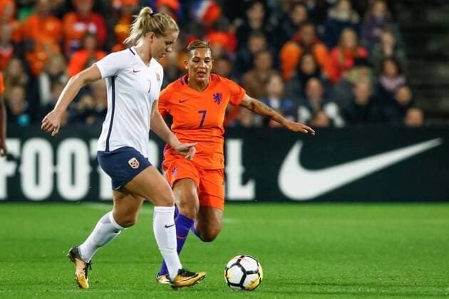 GRONINGEN, 24-10-2017, Noordlease stadion, voetbal, WK-kwalificatie Vrouwen, Nederland - Noorwegen, (1-0) Noorwegen speelster Elise Thorsnes in duel met Nederland speelster Shanice van de Sanden Nederland - Noorwegen  x1776193x
