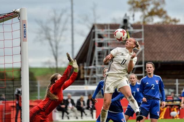 Alexandra Popp Germany Germany DFB 11 kicks the ball Soccer World Cup 2019 Qualification Germany Faroe Islands xmkx