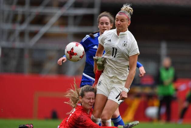 Monika Biskopstö Faröer 1 is blatantly trying to get hold of the ball against the knee of Alexandra Popp Germany Germany DFB 11 Soccer World Cup 2019 Qualification Germany Faroe Islands xmkx