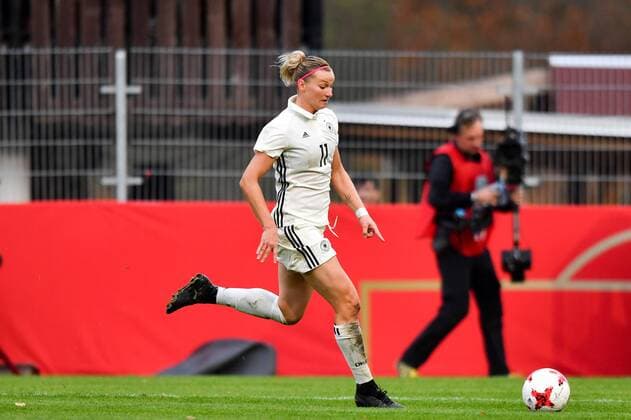 Alexandra Popp Germany Germany DFB 11 offensive at the side line before the flank to the 8 0 Soccer World Cup 2019 Qualification Germany Faroe Islands xmkx
