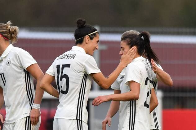 Goalkeeper Hasret Kayikci Germany Germany DFB 23 is congratulated by Sara Doorsoun Germany Germany DFB 15 World Cup 2019 Qualification Germany Faroe Islands xmkx
