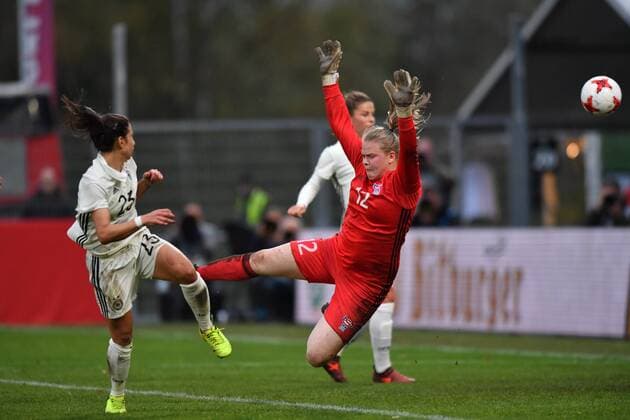 Verena Faißt Germany Germany DFB 23 heads the ball to the goalkeeper Anna Hansen Sunadottir Faroe Islands 12 to 10 0 a Soccer World Cup 2019 Qualification Germany Faroe Islands xmkx