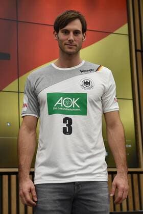 Handball Mens National Team Germany Spain in Berlin Press Conference Team captain Uwe Gensheimer Nr 3 Germany presents the national teams new jersey 25 10 17 Copyright: xMichaelxHundtx xMatthiasxKochx