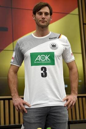 Handball Mens National Team Germany Spain in Berlin Press Conference Team captain Uwe Gensheimer Nr 3 Germany presents the national teams new jersey 25 10 17 Copyright: xMichaelxHundtx xMatthiasxKochx