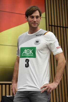 Handball Mens National Team Germany Spain in Berlin Press Conference Team captain Uwe Gensheimer Nr 3 Germany presents the national teams new jersey 25 10 17 Copyright: xMichaelxHundtx xMatthiasxKochx