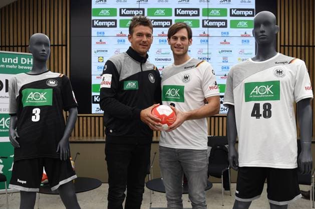 Handball Mens National Team Germany Spain in Berlin Press Conference Mannschaftskapitän Bundestrainer Christian Prokop Germany Uwe Gensheimer Nr 3 Germany 25 10 17 Copyright: xMichaelxHundtx xMatthiasxKochx