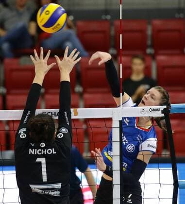 Stuttgart Volleyball Bundesliga Allianz MTV Stuttgart vs Schwarz Weiss Erfurt from the left Bailey Marie Nichol Erfurt Renata Sandor Allianz
