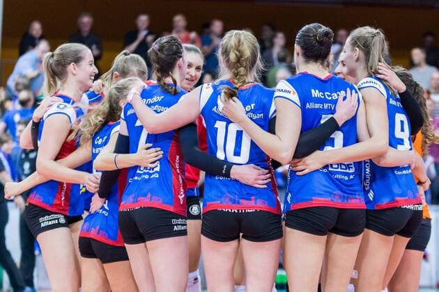 Team Circle Team Circle Approach Motivation Alliance MTV Stuttgart after the victory Jubel celebration Volleyball 1 Bundesliga Women Alliance MTV Stuttgart Schwarzweiß Erfurt xprx
