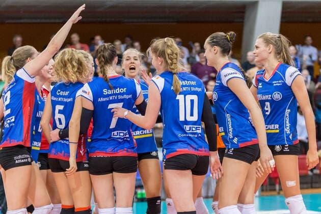 Team Circle Team Circle Approach Motivation Alliance MTV Stuttgart after the victory Jubel celebration Volleyball 1 Bundesliga Women Alliance MTV Stuttgart Schwarzweiß Erfurt xprx