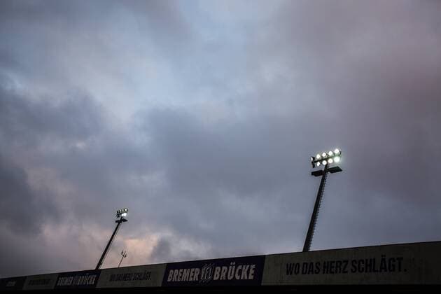 GER DFB Pokal Runde 2 VfL Osnabrück vs 1 FC Nürnberg 25 10 2017 Stadium at the Bremer Brücke Osnabrück GER DFB Cup Round 2 VfL Osnabrück vs 1 FC Nürnberg in pictures pictures shows Flutlichtmasten Stadion at the Bremer Brücke nordphotox xRauch nph00251