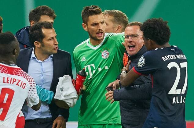 Ralf Rangnick RB Leipzig attacking main-finder Felix Zwayer with whistle gesture showing referee referee individual action is held by David ALABA FCB 27 Sven ULREICH FCB 26 goalkeeper Hasan Brazzo Salihamidzic FCB sport director RB LEIPZIG FC BAYERN MUENCHEN Football DFB Pokal Second round R ed Bull A rena Leipzig am 25 10 2017 Season 2017 2018 BVB