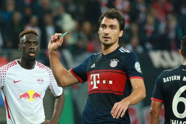 25 10 2017 xkvx Football DFB Pokal RB Leipzig FC Bayern Muenchen emspor v l Mats Hummels FCB FC Bayern Muenchen raises a lighter to fans flocking with lighters Leipzig