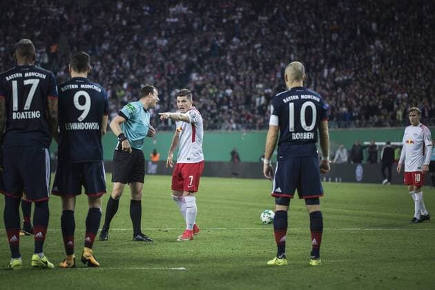 Leipzig, Deutschland, 25.10.2017: Vor dem Freistoß, v.li. Jerome Boateng (München 17), Robert Lewandowski (München 9), Schiedsrichter Felix Zwayer, Marcel Sabitzer (Leipzig 7), Arjen Robben (München 10), Emil Forsberg (Leipzig 10) beim DFB Pokalspiel der 2. Runde zwischen RB Leipzig und FC Bayern München. *** Leipzig Germany 25 10 2017 Before the free-kick v li Jerome Boateng Munich 17 Robert Lewandowski Munich 9 Referee Felix Zwayer Marcel Sabitzer Leipzig 7 Arjen Robben Munich 10 Emil Forsberg Leipzig 10 in the DFB Cup match of the 2 round between RB Leipzig and FC Bayern Munich