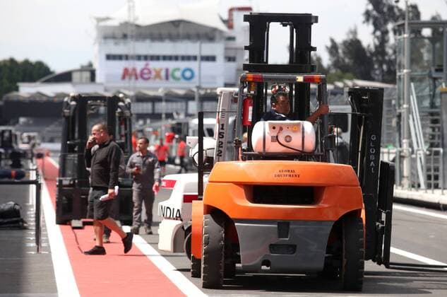 Members of the logistics team finish the last details for Mexico s Formula One Grand Prix that will be celebrated at the Hermanos Rodriguez racetrack next Sunday in Mexico City, Mexico, 25 October 2017. Mexico City prepares for the F1 GP next Sunday !ACHTUNG: NUR REDAKTIONELLE NUTZUNG!  Copyright: xUlisesxRuizxBasurtox CMX100 20171025-636445719402960375