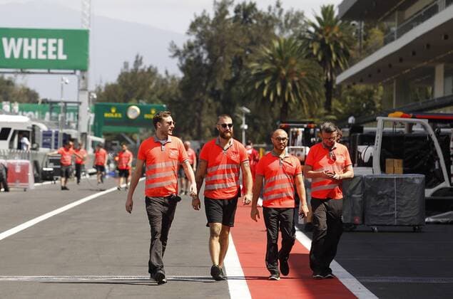Members of the logistics team finish the last details for Mexico s Formula One Grand Prix that will be celebrated at the Hermanos Rodriguez racetrack next Sunday in Mexico City, Mexico, 25 October 2017. Mexico City prepares for the F1 GP next Sunday !ACHTUNG: NUR REDAKTIONELLE NUTZUNG!  Copyright: xUlisesxRuizxBasurtox CMX104 20171025-636445720116348375