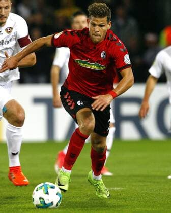 SC Freiburg SG Dynamo Dresden Florian NIEDERLECHNER SCF on the ball Free-lined single-shot action High football DFB Pokal 2 Round Season 2017 2018