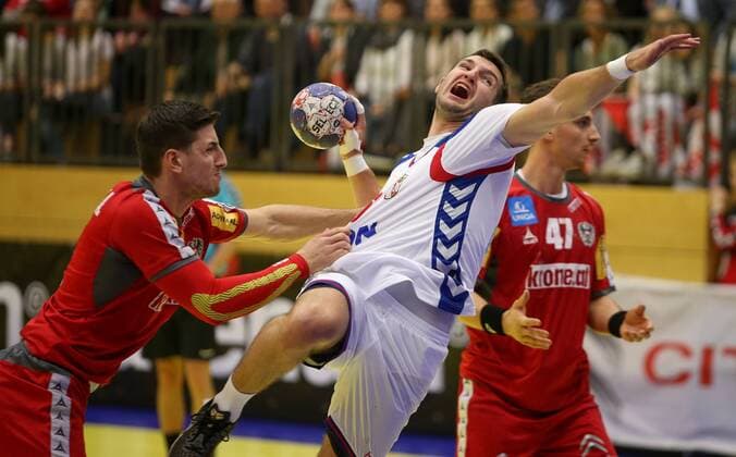 HANDBALL - AUT vs SRB, test match TULLN,AUSTRIA,26.OCT.17 - HANDBALL - OEHB international match Länderspiel Austria vs Serbia, test match. Image shows Alexander Hermann (AUT), Stefan Ciric (SRB) and Thomas Kandolf (AT). GEPAxpictures xMarioxKneisl