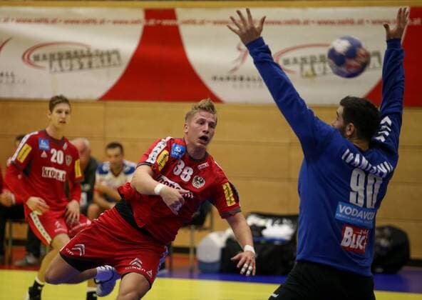 HANDBALL - AUT vs SRB, test match TULLN,AUSTRIA,26.OCT.17 - HANDBALL - OEHB international match Länderspiel Austria vs Serbia, test match. Image shows Wilhelm Jelinek (AUT) and Tibor Ivanisevic (SRB). GEPAxpictures xMarioxKneisl
