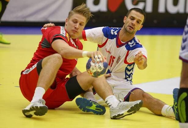 HANDBALL - AUT vs SRB, test match TULLN,AUSTRIA,26.OCT.17 - HANDBALL - OEHB international match Länderspiel Austria vs Serbia, test match. Image shows Wilhelm Jelinek (AUT) and Dobrivoje Markovic (SRB). GEPAxpictures xMarioxKneisl
