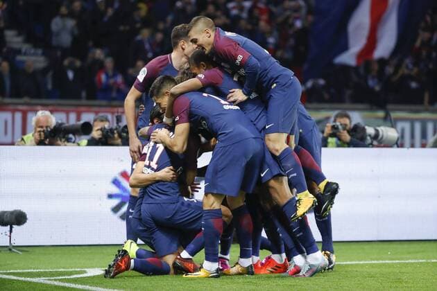 Edinson Roberto Paulo Cavani Gomez psg El Matador El Botija Florestan inscrit le premier but servit par Angel Di Maria psg sur coup franc joie FOOTBALL PARIS SAINT GERMAIN v OGC NICE Ligue 1 Conforama 27 10 2017 StephaneAllaman Panoramic 