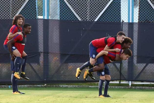 India: England football team practices Players of the England football team during a practice session ahead of FIFA U 17 World Cup India 2017 Final match against Spain on October 27, 2017 in Kolkata. Kolkata West Bengal India Kolkata  SaikatxPaulx xPacificxPress
