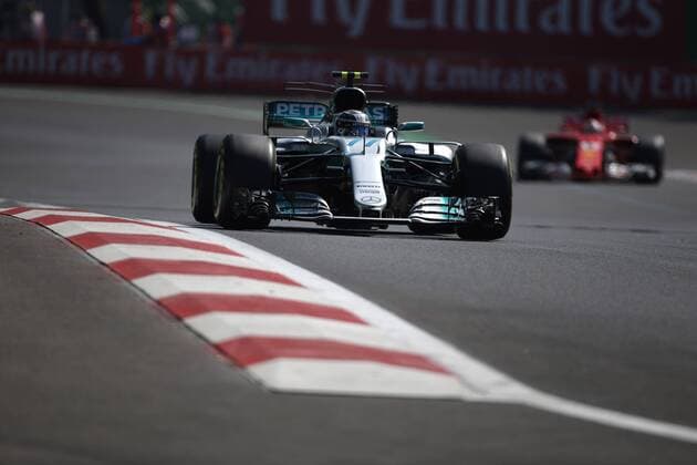27.10.2017 - Free Practice 2, Valtteri Bottas (FIN) Mercedes AMG F1 W08 and Sebastian Vettel (GER) Scuderia Ferrari SF70H Mexican Grand Prix, Mexico City 26 - 29 October 2017 27.10.2017 - Free Practice 2, Valtteri Bottas (FIN) Mercedes AMG F1 W08 and Sebastian Vettel (GER) Scuderia Ferrari SF70H 