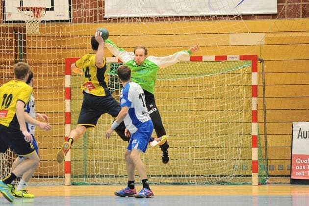 Simon Toelke TV Neuhausen 1 in the match against Max Haider Rhein Neckar Loewen II 14 TV Neuhausen Handball men 3 Liga Sued 27 10 2017 Photo TBaur Eibner Metzingen Copyright: xBaurT Eibner-Pressefotox EP_ToBa
