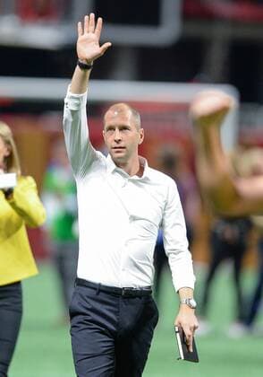 ATLANTA, GA Ð OCTOBER 26: Columbus head coach Gregg Berhalter waves to the crowd following the conclusion of the playoff match between Atlanta United and Columbus Crew on October 26, 2017 at Mercedes-Benz Stadium in Atlanta, GA. Columbus Crew SC defeated Atlanta United FC 3 Ð 1 on penalty kicks following a scoreless draw between the two clubs. (Photo by Rich von Biberstein Icon Sportswire) SOCCER: OCT 26 MLS Fussball Herren USA Cup Playoffs - Columbus Crew at Atlanta United Icon171026048048 EDITORIAL USE ONLY