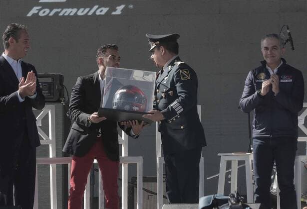 October 27 2017 EUM20171027DEP32 JPG CIUDAD DE MEXICO MotoringAutomovilismo Formula 1 Carlos Slim Domit primero director General de Escuderia Telmex Telcel Paris Rodrigo director del Fanzone CDMX el jefe de Gobierno de la Ciudad de Mexico Miguel Ãngel Mancera y otros en la inauguracion del evento que encabeza el segundo 27 de octubre de 2017 Campo Marte el cual se efectua en el marco de la celebracion del Gran Premio de Mexico Foto Agencia EL UNIVERSALAlejandro AcostaJMA Latin News October 27 2017  - ZUMAu78_ 20171027_zaf_u78_086 Copyright: xElxUniversalx
