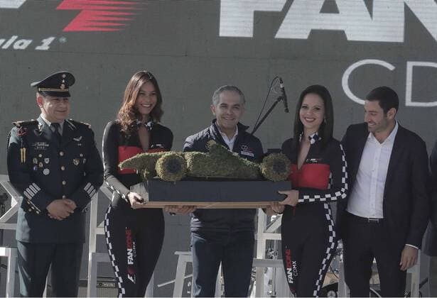 October 27 2017 EUM20171027DEP31 JPG CIUDAD DE MEXICO MotoringAutomovilismo Formula 1 El jefe de Gobierno de la Ciudad de Mexico Miguel Ãngel Mancera en la inauguracion del Fanzone CDMX 27 de octubre de 2017 Campo Marte el cual se efectua en el marco de la celebracion del Gran Premio de Mexico Foto Agencia EL UNIVERSALAlejandro AcostaJMA Latin News October 27 2017  - ZUMAu78_ 20171027_zaf_u78_087 Copyright: xElxUniversalx