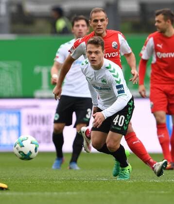 28 10 2017 Soccer Season 2017 2018 2 Soccer League 12 Gameday SpVgg Greuther Fürth Kleeblatt SV Sandhausen SVS Patrick Sontheimer 40 SpVgg Greuther Fürth vor Manuel Stiefler 21 SV Sandhausen